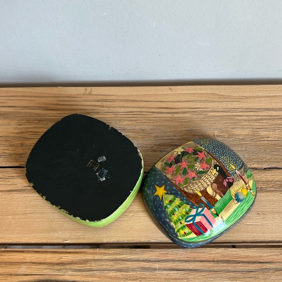 Vintage Hand Painted Green Holiday Scene Asian Lacquered Keepsake Box - Picture 5 of 9